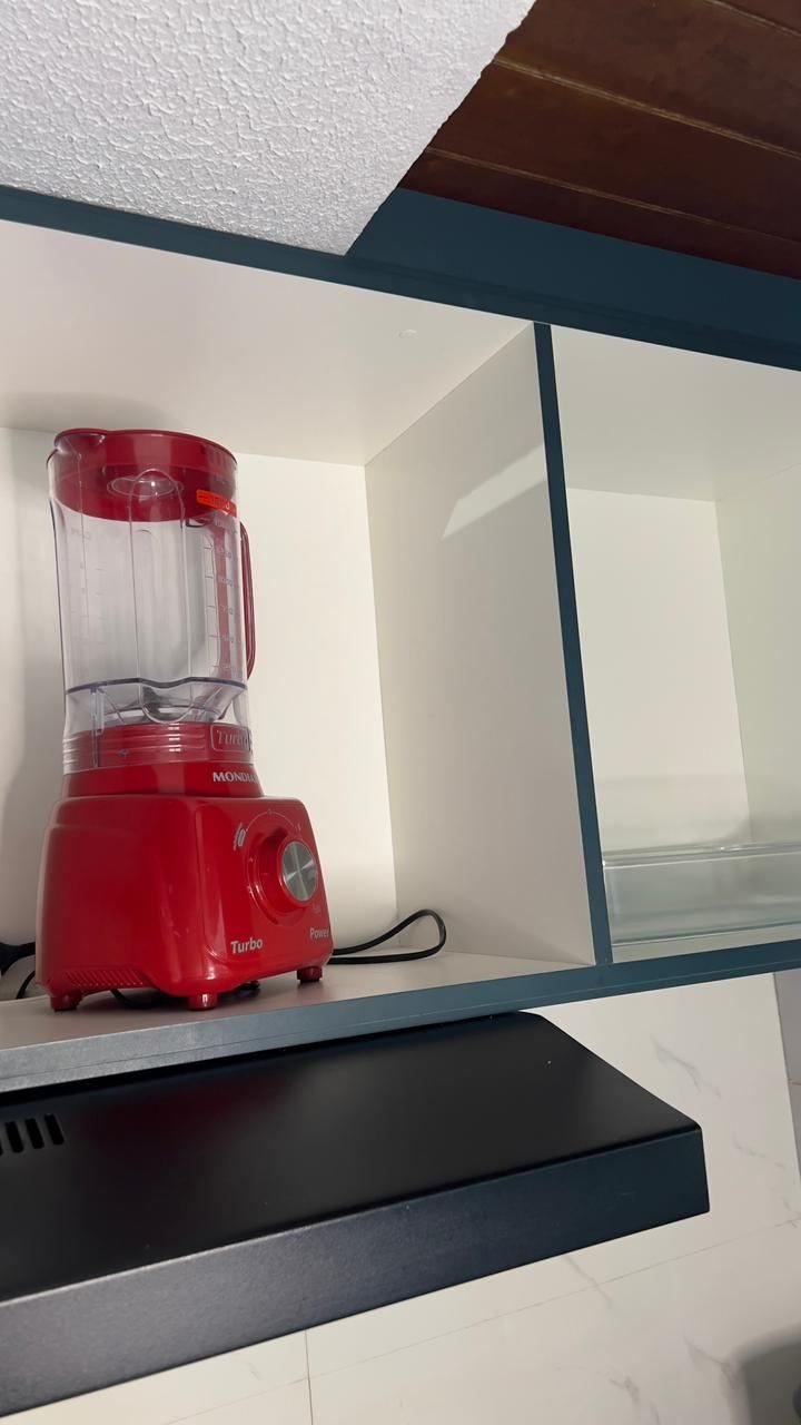 Liquidificador guardado no armário da cozinha